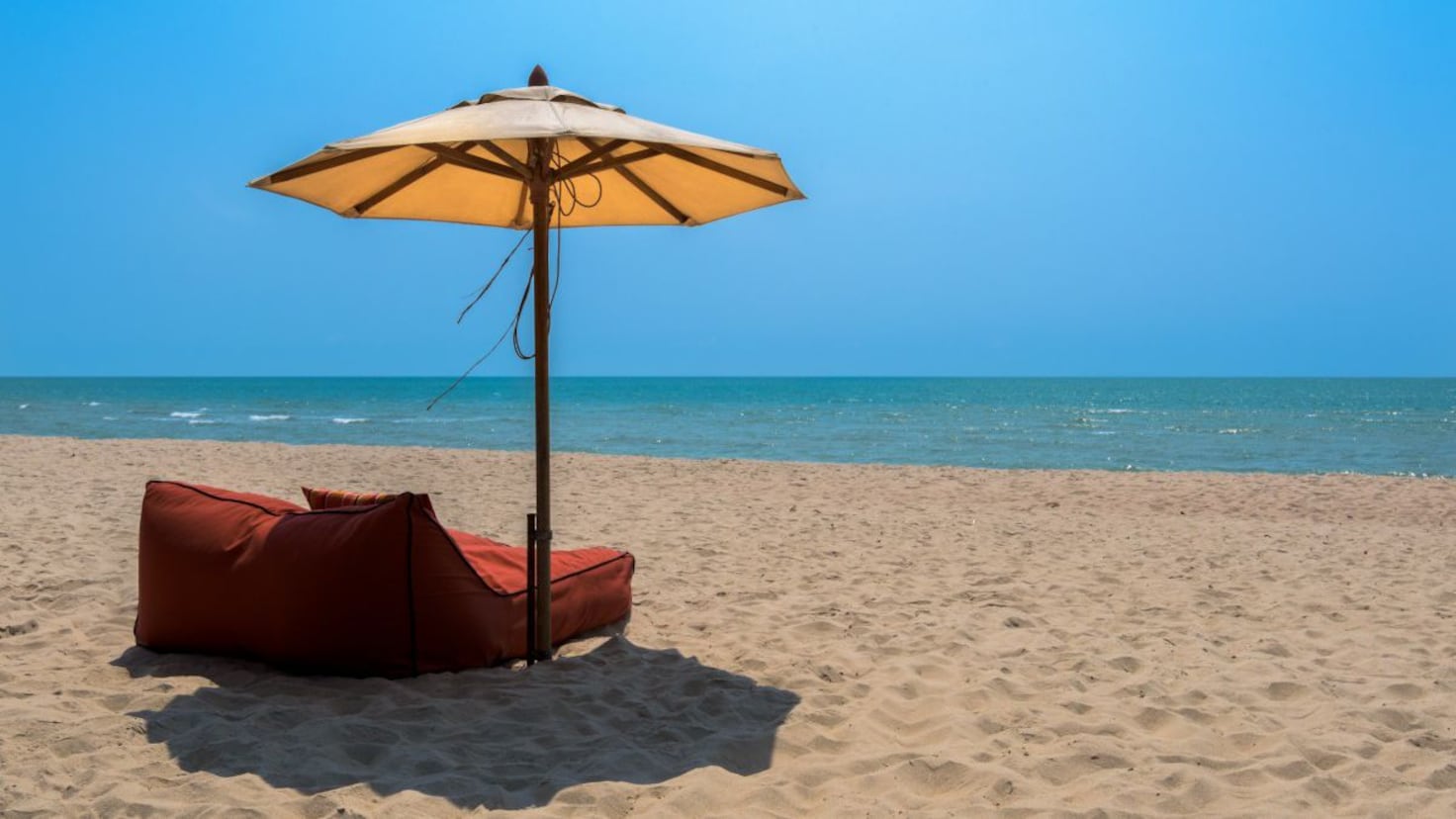 ¿Playa este verano? Te tenemos el truco infalible 100% para que tu sombrilla no se vuele este verano 1 Merca2.es ¿Te vas de playa este verano?