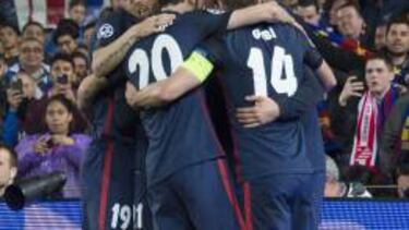 Torres celebra con sus compañeros el gol atlético.