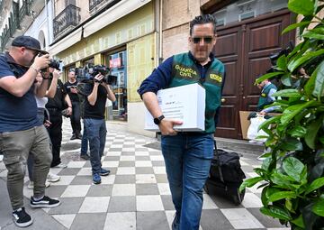 Agentes de la Unidad Central Operativa (UCO) de la Guardia Civil abandonan este miércoles la vivienda del expresidente de la Real Federación Española de Fútbol Luis Rubiales en Granada, tras proceder con el registro de la misma en el marco de una investigación relacionada con supuestos contratos irregulares en los últimos cinco años, aunque el exdirectivo no se encuentra en España. 