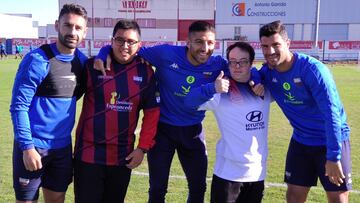 Los jugadores del Extremadura presentaron el acuerdo. El club participar&aacute; en LaLiga Genuine.