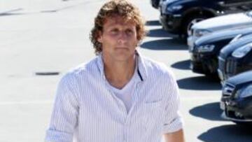 <b>LISTO. </b>Forlán, atravesando el parking del Cerro del Espino.