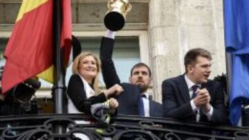 Cifuentes, Nocioni y Doncic saludan a la afici&oacute;n en la Puerta del Sol.