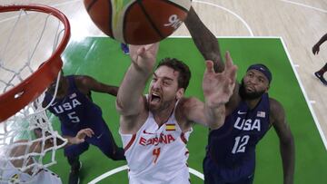 2016 Rio Olympics - Basketball - Semifinal - Men&#039;s Semifinal Spain v USA - Carioca Arena 1 - Rio de Janeiro, Brazil - 19/8/2016.     Pau Gasol (ESP) of Spain goes up to the hoop as Demarcus Cousins (USA) of the USA defends.  REUTERS/Eric Gay/Pool FOR EDITORIAL USE ONLY. NOT FOR SALE FOR MARKETING OR ADVERTISING CAMPAIGNS.
 PUBLICADA 25/08/16 NA MA38 2COL