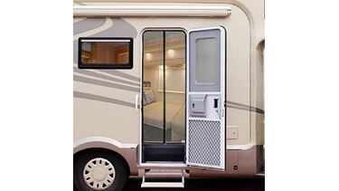 Olvídate de moscas, abejas y otros insectos con esta puerta mosquitera magnética, ideal para niños y mascotas