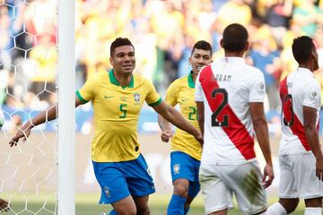 Casemiro (Brasil) remata de cabeza desde muy cerca a la escuadra derecha. Asistencia de Marquinhos tras un saque de esquina.