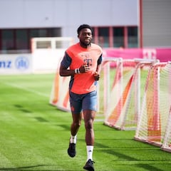 Alphonso Davies regresa a los entrenamientos con el Bayern Munich