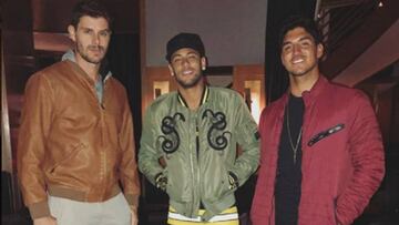 Neymar posa junto al surfista Gabriel Medina y el jugador de voleibol Bruno Rezende.