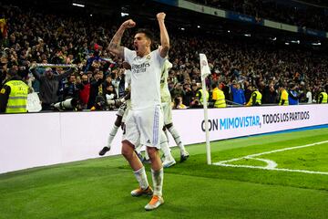 2-1. Dani Ceballos celebra con el público del Santiago Bernabéu el segundo gol de Karim Benzema.