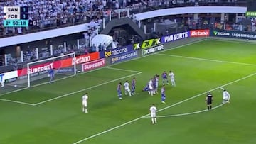 En el duelo ante Fortaleza, Neymar sorprendió con su amague antes del tiro libre, pero el arquero evitó el gol.