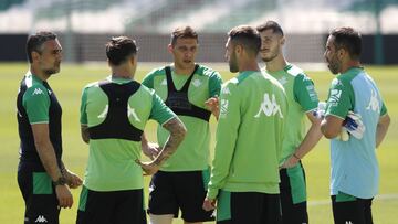 Joaqu&iacute;n, el gran capit&aacute;n del Betis, dialoga con Guido y Bravo en una charla de grupo durante el entrenamiento de ayer.