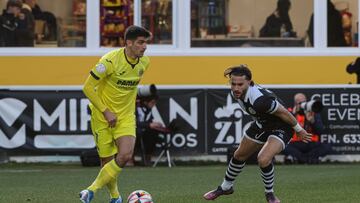 El centrocampista del Villarreal Gerard Moreno se escapa del jugador de Unionistas de Salamanca