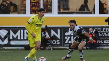 El centrocampista del Villarreal Gerard Moreno se escapa del jugador de Unionistas de Salamanca
