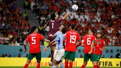 Yassine Bounou (arriba) rechaza un balón en el Marruecos-España de octavos del Mundial.