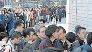 <b>ANIMACIÓN EN LA COLA. </b>Los aficionados aguantaron con humor, pese al frío, el tiempo de espera.