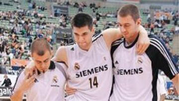 <b>LESIÓN. </b>Un rodillazo en la cadera derecha sacó del partido a Reyes.