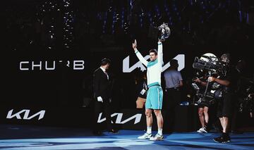 El tenista serbio Novak Djokovic levanta su 18º Grand Slam y su 9 Open de Australia al imponerse al ruso Daniil Medvédev en tres sets (7-5, 6-2 y 6-2) en la final del Gran Slam.