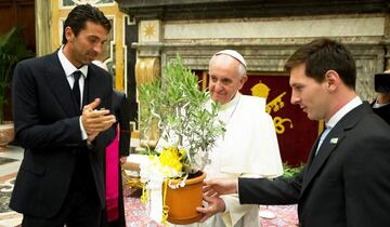 Messi, Buffon y el Papa Francisco.  En 2017, las selecciones de Italia y Argentina jugaron un amistoso en el Stadio Olmpico di Roma, previamente, los capitanes de ambos equipos visitaron al Sumo Pontfice. Messi, capitn de Argentina, regal un olivo, como smbolo de la concordia, a su compatriota. Los dos argentinos ms universales.