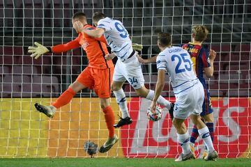 En la imagen, el gol anulado por el VAR a Tomasz Kedziora.