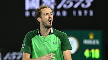 Melbourne (Australia), 27/01/2024.- Daniil Medvedev of Russia celebrates match point during his Men'Äôs semifinal win over Alexander Zverev of Germany on Day 13 of the 2024 Australian Open at Melbourne Park in Melbourne, Australia, 27 January 2024. (Tenis, Alemania, Rusia) EFE/EPA/JAMES ROSS AUSTRALIA AND NEW ZEALAND OUT