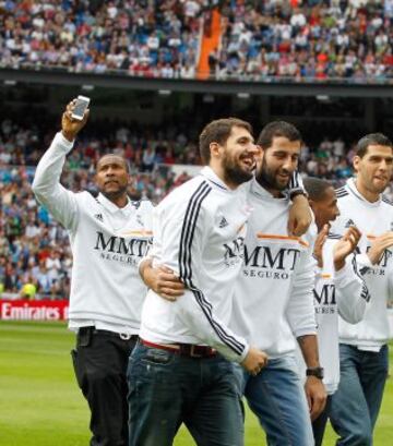 En el Bernabeú, celebrando la Supercopa con Mirotic, Bourousis, Darden y Mejri..