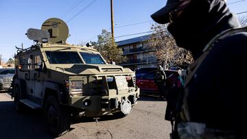 Agentes federales, incluidos los de Inmigración y Control de Aduanas, el FBI y la policía de HSI realizan redadas en el complejo de apartamentos Cedar Run en Denver, Colorado, EE. UU.