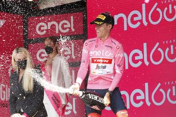 Juan Pedro con la Maglia rosa en el podio.