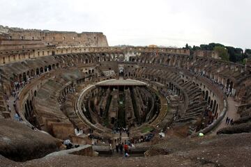 FILE PHOTO: People visit Rome's ancient Colosseum, Oct. 14, 2010. REUTERS/Alessandro Bianchi/File Photo