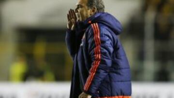 Lasarte da instrucciones a sus pupilos de la U ante The Strongest, en La Paz.