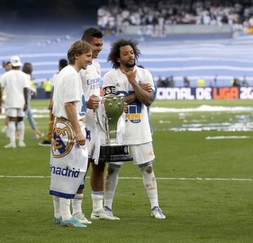 Modric, Casemiro y Marcelo posan con la Copa de Liga. 
 