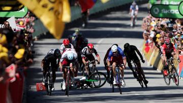 Escándalo en el Tour de France por codazo que saca a Cavendish