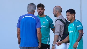 Abde dialoga con Pellegrini y Fajardo.