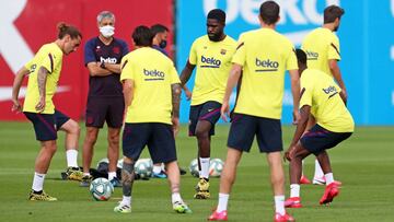 Barcelona (Spain), 01/06/2020.- A handout photo made available by FC Barcelona of head coach Quique Setien (2-L) leading his team's training session at Joan Gamper sports city in Barcelona, Spain, 01 June 2020. Spanish La Liga soccer clubs conduct tr
