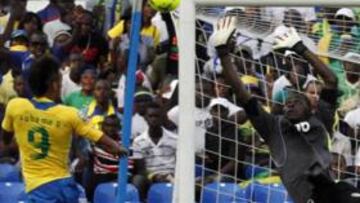 <b>PRIMER GOL. </b>El delantero de Saint-Etienne Aubameyang disparó la locura en Gabón con su tanto.