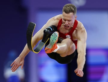 Atletismo, final salto de longitud masculino T64. Markus Rehm, de Alemania, en acción.