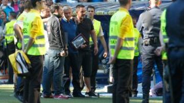 Los Ultras Sur regalaron una placa a Mourinho al final del partido.