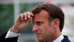 FILE PHOTO: French President Emmanuel Macron talks to farmers in a greenhouse for tomatoes as he visits the Roue farm in Cleder during the coronavirus disease (COVID-19) outbreak in Brittany, France, April 22, 2020. REUTERS/Stephane Mahe/Pool/File Photo