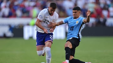 KANSAS CITY, MISSOURI - JULY 01: Joe Scally of United States challenges for the ball with Maximiliano Araujo of Uruguay during the CONMEBOL Copa America 2024 Group C match between United States and Uruguay at GEHA Field at Arrowhead Stadium on July 01, 2024 in Kansas City, Missouri.   Michael Reaves/Getty Images/AFP (Photo by Michael Reaves / GETTY IMAGES NORTH AMERICA / Getty Images via AFP)