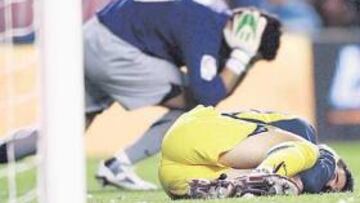<b>PETARDO DECISIVO. </b>Un vándalo lanzó un petardo y Molinero y Falcón cayeron al suelo. Esa acción acabó permitiendo el gol del Athletic.