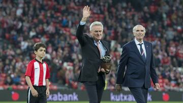 Sepp Maier recibe de manos de Iribar el premio 'One Club Man'