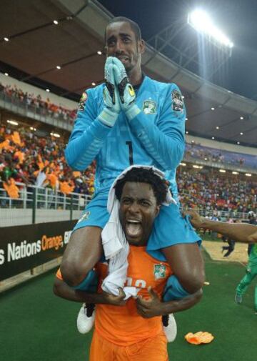 Wilfried Bony lleva a hombros a Boubacar Barry.