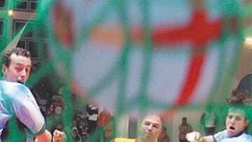 <b>SOLO VALE GANAR. </b>Demetrio Lozano, en un lanzamiento a la red.