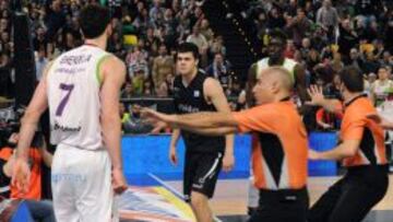 Senghelia y Todorovic, a punto de entrar en la pelea del derbi vasco.