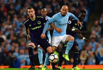 Everton's French midfielder Morgan Schneiderlin (L) vies with Manchester City's Spanish midfielder David Silva during the English Premier League football match between Manchester City and Everton