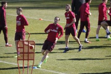 Simeone tiene dudas para el once inicial ante el Barcelona.