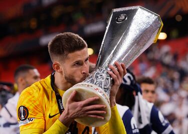 Los jugadores del Tottenham desataron la euforia tras conquistar la Europa League en una noche mágica en San Mamés. Abrazos, cánticos y emoción pura sobre el césped que fue testigo de su gesta histórica.