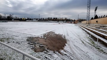 El campo de Las Pistas amaneció ayer bajo una capa de nieve.