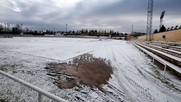 El campo de Las Pistas amaneci&oacute; ayer bajo una capa de nieve.