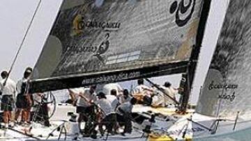 <b>DOBLE ALEGRÍA.</B> El Caixa Galicia defendió con éxito su título de campeón de la Copa del Rey en la clase IMS 500 y pasa a liderar el Nacional.