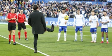 Cristian ?lvarez realiza el saque de honor del partido del Real Zaragoza contra el Burgos.