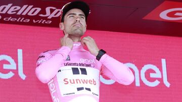 Tom Dumoulin posa con la maglia rosa en el podio de Bormio tras la 16&ordf; etapa del Giro de Italia.